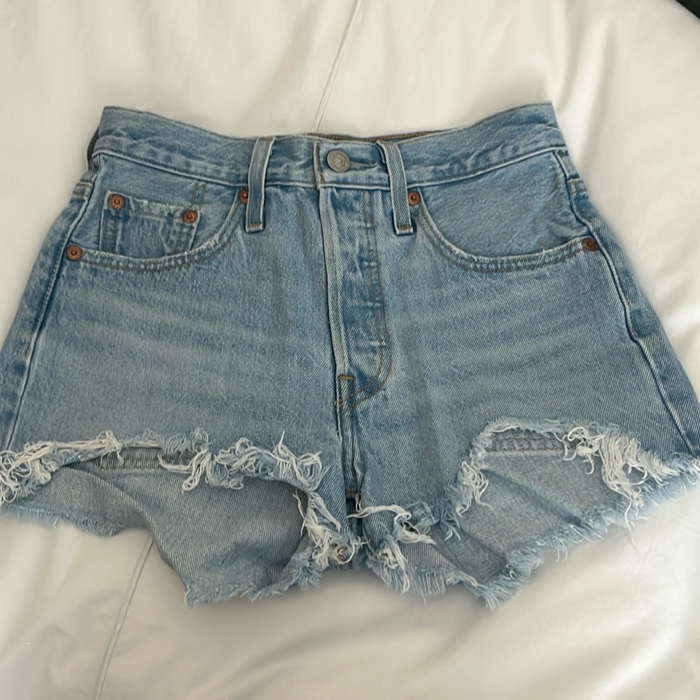 Levi’s 501 light wash denim shorts size 24